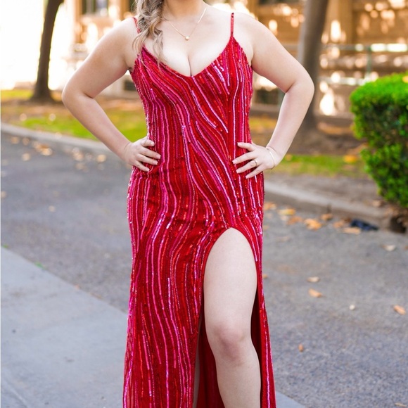 - Elegant Red Sequin Evening Dress - Picture 1 of 3